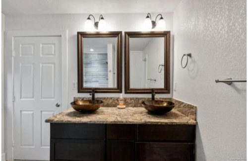 Experience Serenity in a 4BR3BA Downtown Home - Foto 18