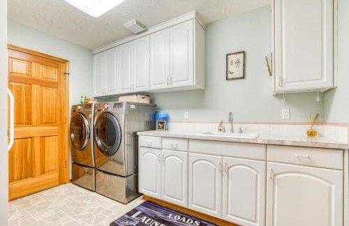 Iron Mountain - Spacious Secluded Lodge with Hot Tub & Game Room - Photo 64