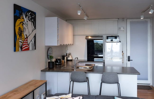 Centrally Located Light-filled Studio w/ Parking - Foto 19