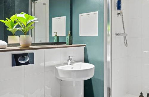 #115 ModernCity Escape Central Apartment- 10 mins to Royal Albert Dock Liverpool- Sleeps 4 - "Perfect for contractors and Families " - Foto 34