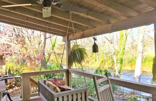 Water's Edge, Covered Porch, Deep Creek as your Backyard Haven, Hot Tub, Pool Table, Fire Pit, Close to Town & Entrance to National Park - Foto 65
