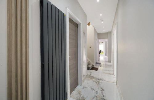 Stylish Home With Free Parking And Easy City Access - Photo 49