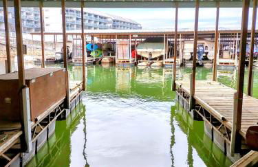 F Lakefront! Remodeled, Sleeps 4, Boat Slip, Patio, WiFi, Cable, Pool - Foto 44