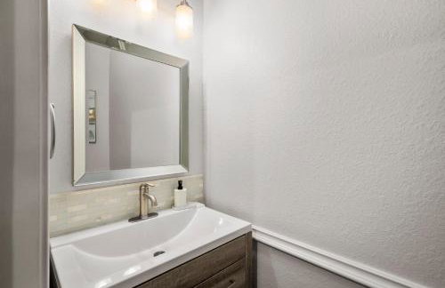 Upscale 4BR Cypress Home w Pool, Hot Tub, Theater, Sleeps 20 - Foto 32