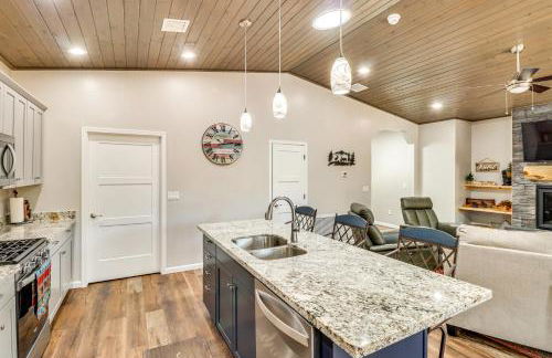 Hot Tub and Outdoor Living Relaxing Show Low Cabin - Foto 7