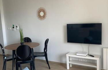 F2 neuf cosy et élégant avec terrasse, parking, WIFI - Foto 2