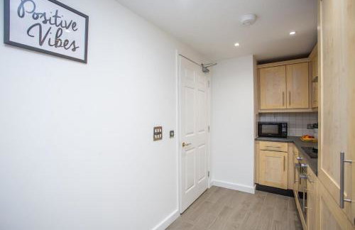 Modern 2BR Pad - 4 Min to Station, Fast WiFi and Smart TVs! - Foto 32