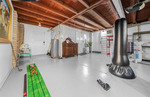 Stunning Gem Home w Heated Salt Pool & Game Room - Foto 76