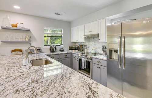 10 Mi to Navarre Beach! Waterfront Rental w/ Pool - Foto 9