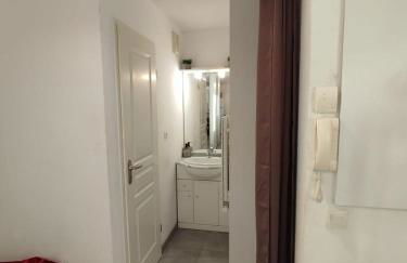 Essential Near stadium Air conditioning et Private parking - Foto 9