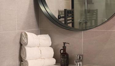 Le Peyrou - Elegant One-Bedroom Apartment for up to 4 Guests - Free Parking - Air Conditioning - Prime City Center Location - Foto 4