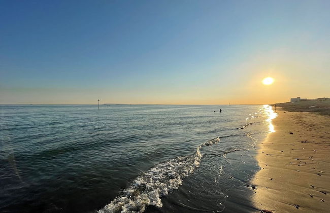 Charming Seaside Cottage - 5-min Walk to Beach - Photo 4