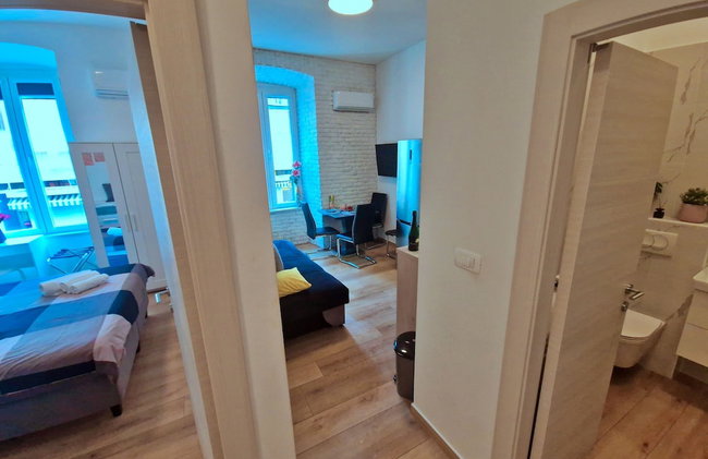 Lola's Place - Photo 7