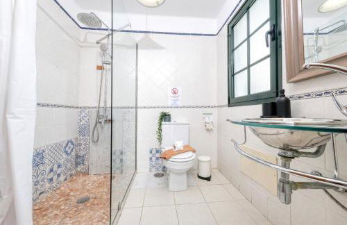 Casa Hibiscus - Shared Pool and BBQ - Close to Seafront Promenade By Lanzarote Vacation Homes - Foto 18