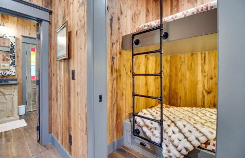 Walk to White River Cozy Escape with Screened Porch - Foto 15