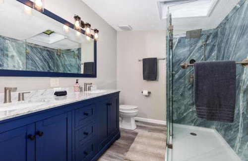 Lakefront Home with Dock Firepit & Private Deck - Foto 3