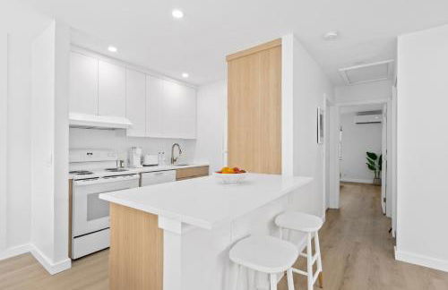 M Lake Worth Beach - Modern Villas Near West Palm Beach, Chic Retro Vibes, King Bed, Cozy Backyard, BBQ, Workspace, High-Speed Internet, Free Parking, 5 Minutes to Downtown & Beach - Foto 35