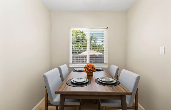 Cozy 2BR Home With Bright Interior Relaxing Patio - Foto 4