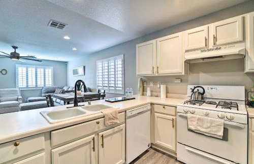 Stylish House with Patio, 8 Mi to Vegas Strip! - Photo 11