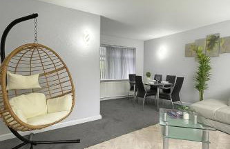 Bright Haven 6 Mins to Airport with Driveway & Garden Sleeps 7 - Foto 25