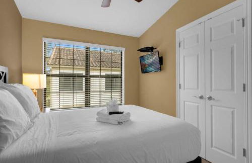 Cozy & Elegant 4BR Enchanted Townhouse - 1 Mile to Disney with Resort Pool, Gym, & Jacuzzi - Photo 23