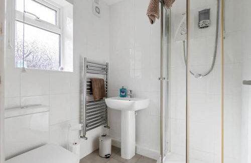 Awesome Games Room House! East Midlands Airport, Donington Park, with FREE parking - Foto 6