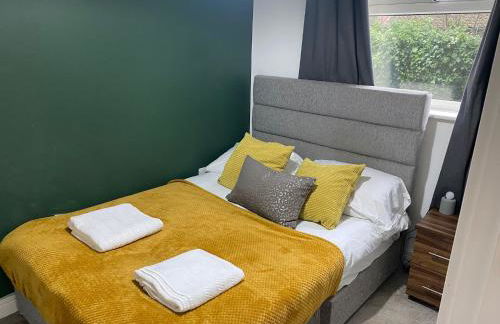 Spacious and Bright 2 Bedroom Ground Floor Apartment 5 min walk from town centre with Free Parking Business and Leisure by Jesswood Properties - Foto 7