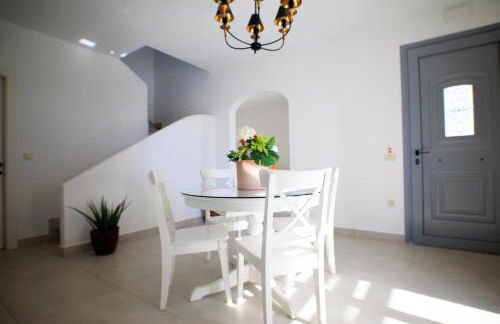 Kotinos Luxury Suites - Photo 11