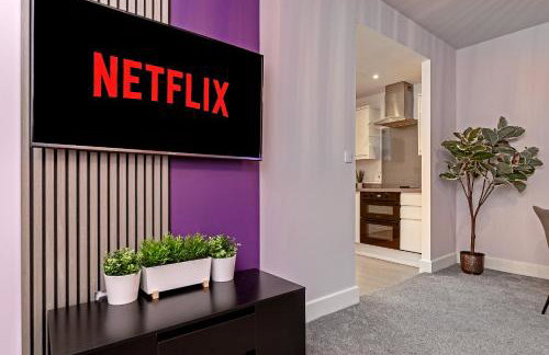 PRIME City Centre Location, THE JUKE BOX SUITE, Secure Gated FREE Parking Space, Unique STYLISH Apartment, AIR CONDITIONING & Two Bathrooms - Photo 23