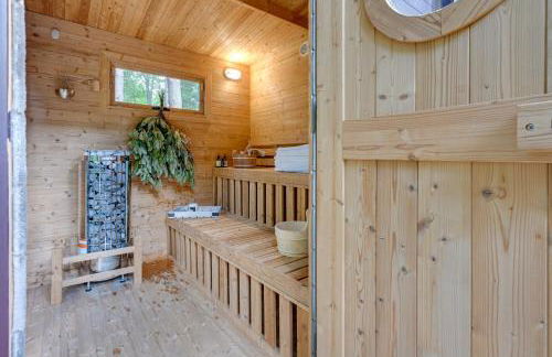 Magical Metamora Cottage with Fire Pit, Pond, Deck! - Foto 34