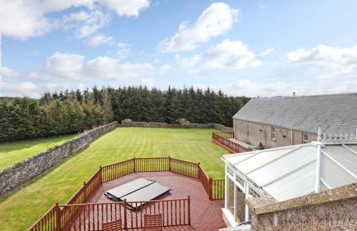 JOIVY Greenknowes Estate with Hot Tub and Bar - Farmhouse and Lodge - Photo 50