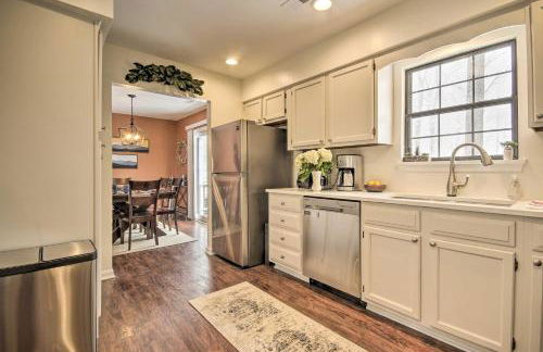 Modern Mountain Retreat with Deck and Hot Tub! - Foto 10