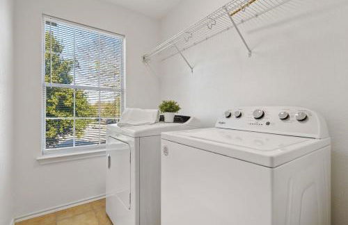 Spacious 8-Bed Home Near Tesla & Samsung Plants - Foto 24