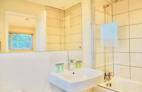 Spacious 3 bedroom Home w Parking in Farnborough - Foto 37