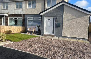 Dunmuir House 4 Bedroom 2 bathroom House & Garden in Denny - Photo 2