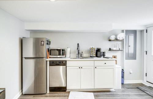 Walkable Location Modern DC Apt with Yard Access! - Foto 8