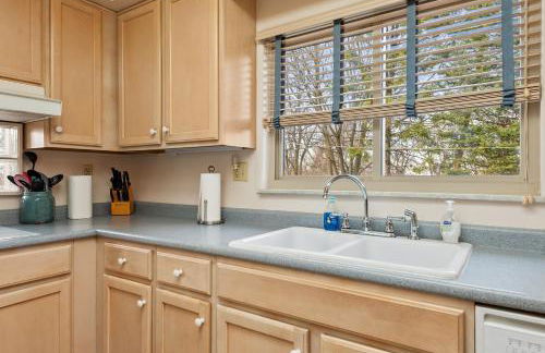 Cheerful 4BR Chalet with Seasonal Pool, Hot Tub - Foto 20