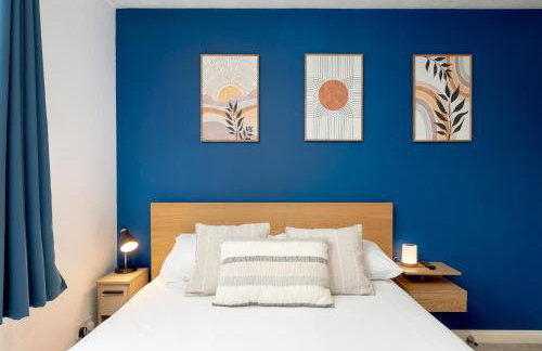 Stylish 2-Bed Flat with Balcony Near Haymarket - Pass the Keys - Foto 22