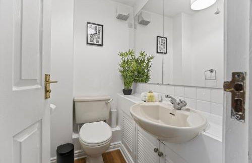 NEW! Large 5BR 2BA Home Leamington Spa Driveway Garage Parking WI-FI - Photo 9