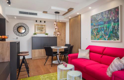 V Luxury Apartment - Photo 15