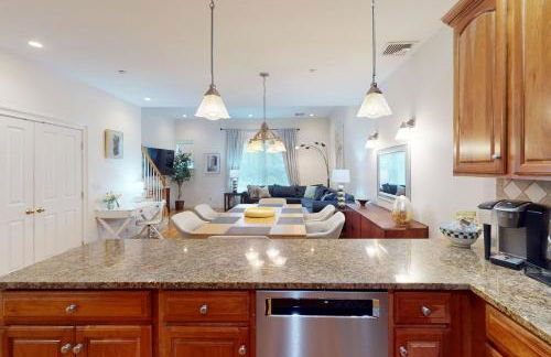 3-Bed 2-Bath Brookline Village Townhome w Deck - Foto 7