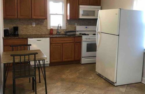 Private 2-bedroom house, free parking, 15-min walk to direct NYC Manhattan train, MetLife Stadium FIFA World Cup 30 minutes away - Foto 6