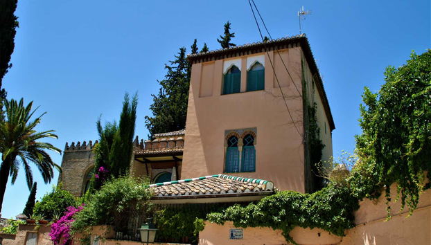 Contemplando la fachada del carmen de Media Luna