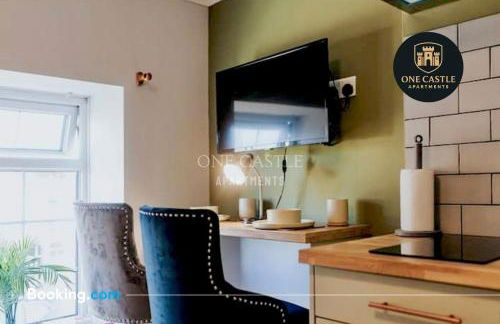Exclusive Deals l Last-Minute Specials l Free Parking I Short term Booking l Garden I Sleeps Up to 6 l 3 Bed & 2 Bath I One Castle Apartments Short-lets and Serviced Accommodation - Photo 23