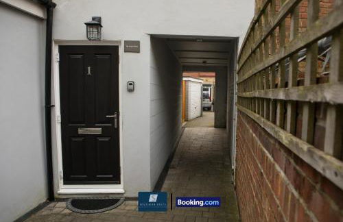 2 Bed House By Southern Stays Short Lets & Serviced Accommodation Bournemouth With Parking - Relocation & Family, 1km From The Beach - Photo 46