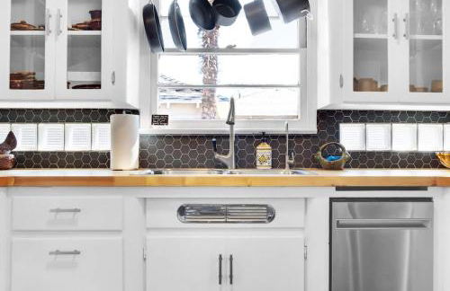 MIDCENTURY MANOR-Hot Tub & 5 Blocks to Town Center - Foto 6