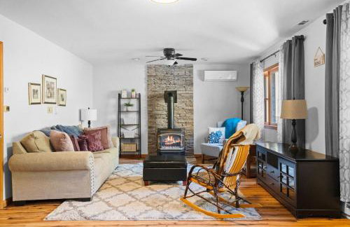 Lakefront with Beach Game Room Fire-pit and More - Foto 48