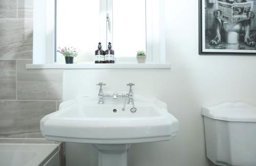 Homely ! Perfect for Contractors and Guests with Private off street parking - Foto 32