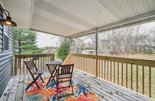 Vine Grove Home with Deck, 4 Mi to Saunders Springs! - Foto 2