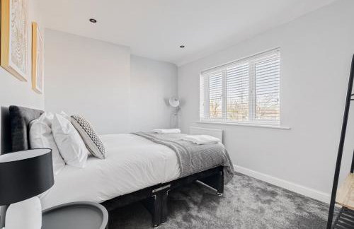 Stylishly decorated 3 bed house presented by Our Home Short Stays comfortable beds with crisp linen and plenty of outdoor space to enjoy - Foto 10